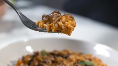 Una volta terminata la cottura del vostro risotto alla marinara, completate il piatto con un pizzico di pepe e portate in tavola.
